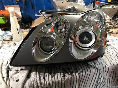 Разобранная фара Maybach с маской