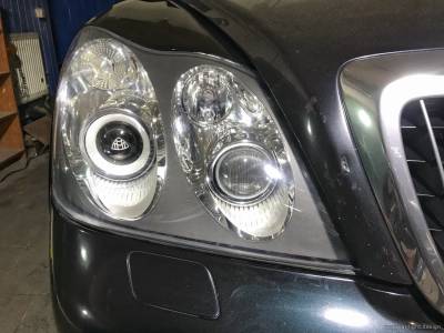 Правая фара Maybach после профилактики и полировки