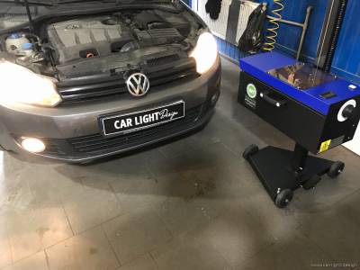 Процесс регулировки фар автомобиля Volkswagen
