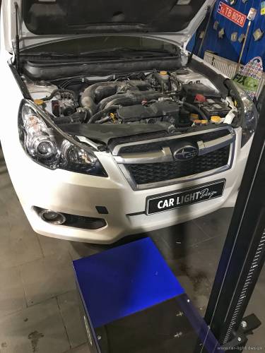 Процесс настройки света фар на автомобиле Subaru