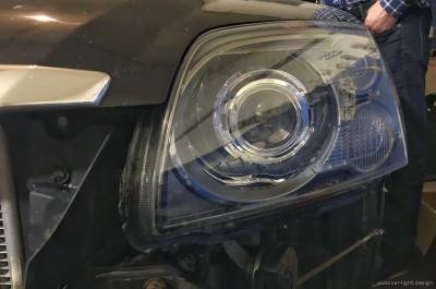Левая фара Mitsubishi после установки линз и восстановления