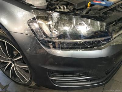 Процесс оклейки фар Volkswagen защитной пленкой
