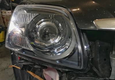 Правая фара Mitsubishi после восстановления стекла фары