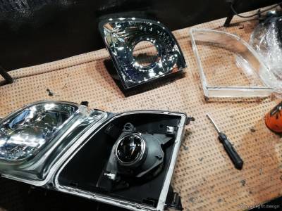 Установка билинзы Hella 3.0 Original в фары Lexus LX470