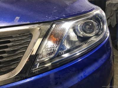 Установленный ксеноновый модуль в фары Kia Rio