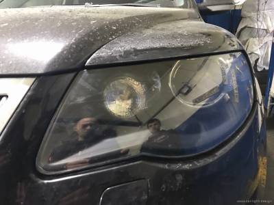 Покрашенная внутри фара Volkswagen Touareg
