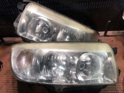 Поврежденное стекло фары Subaru Forester