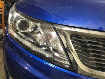 Установленный ксеноновый модуль в фары Kia Rio