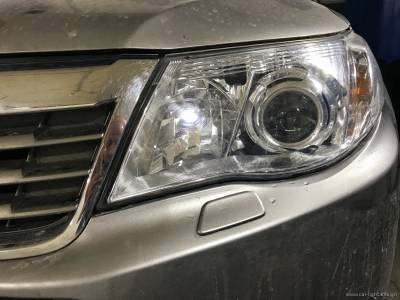 Фары Subaru Forester с установленной биксеноновой линзой
