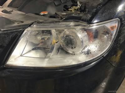 Фара Subaru Tribeca с конденсатом внутри