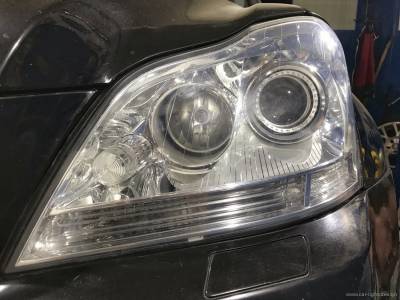 Очищенные внутренние элементы фары Запыленные фары Mercedes-Benz GL550