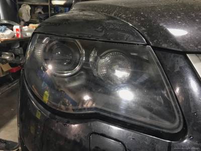 Покрашенная внутри фара Volkswagen Touareg