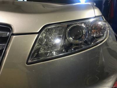 Установленные в фару Infiniti FX35 линзы Hella 3R