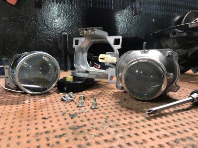 Замена штатных ксеноновых линз адаптивных фар Лексуса Замена штатных ксеноновых линз адаптивных фар Лексуса