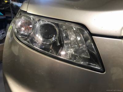 Установленные в фару Infiniti FX35 линзы Hella 3R