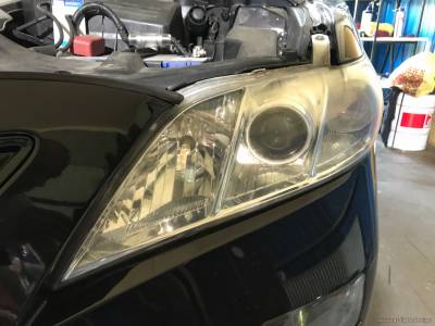 Пожелтевшее стекло фары Toyota Camry 40