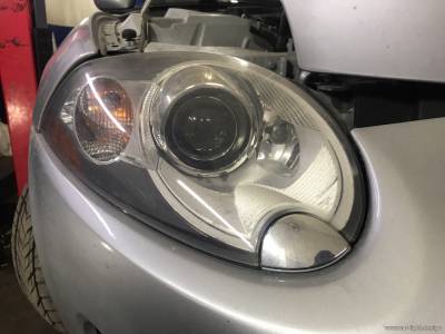 Фара Jaguar XKR до внутренней чистки и полировки стекла