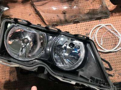 Распакованная фара BMW для установки ангельских глазок