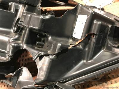 Разбитый корпус фары Nissan X-Trail