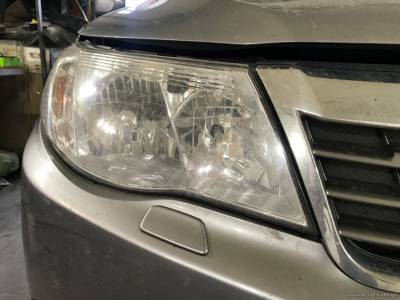 Фары Subaru Forester с проблемой запотевания и светом.
