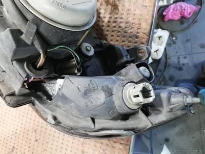Дырка в корпусе фары Subaru Outback