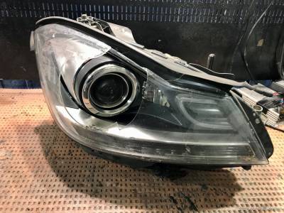 Извлеченная из автомобиля поврежденная фара Mercedes-Benz