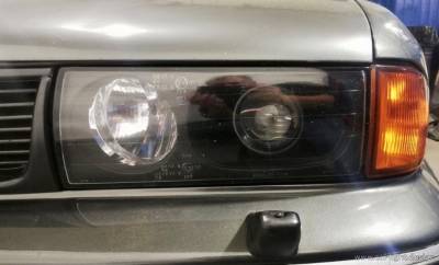 Установленные биксеноновые линзы в фары Mitsubishi Sigma