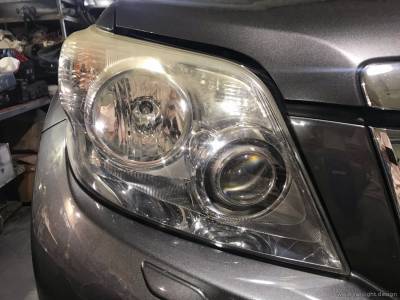 Стекло фары Toyota Prado до полировки