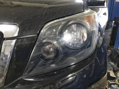 Фары Toyota Prado с покрашенными масками в черный цвет
