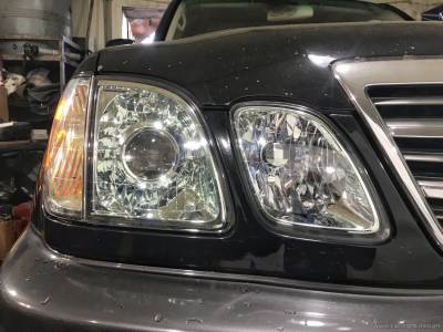 Установленные билинзы 3.0 дюйма в фары Lexus LX 470