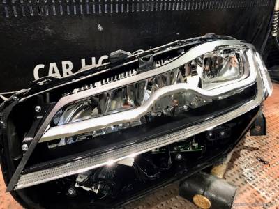 Снятое стекло с фары Jaguar F-Pace