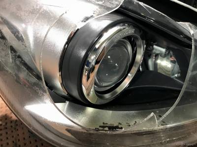 Поврежденный декоративный хром в фаре Mercedes-Benz