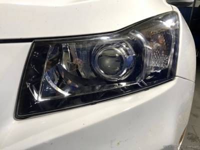 Установленная билинза в галогенную фару Chevrolet Cruze