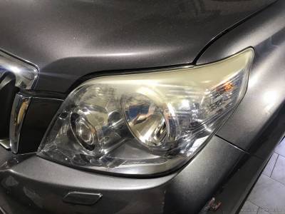 Пожелтевшее сверху стекло фары Toyota Prado
