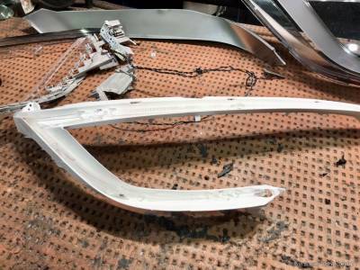 Распаковка фары Tesla Model S для определения причин выхода из строя