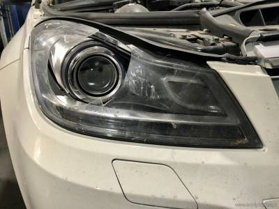 Разбитое стекло в фаре Mercedes-Benz C-Class w204