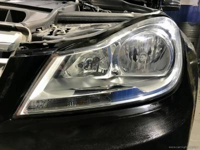 Галогеновая фара Mercedes-Benz