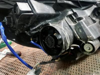 Трещина пластикового корпуса фары Subaru Outback