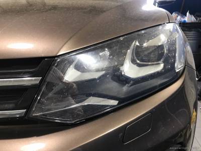 Запыленная изнутри фара Volkswagen Touareg