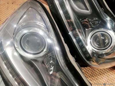 Очищенная изнутри и грязная изнутри фара Mercedes