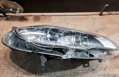 Разбитое стекло фары BMW X6 e71 Full LED