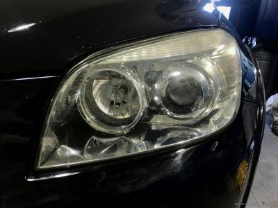 Стекло фары Toyota RAV4 после внешней полировки