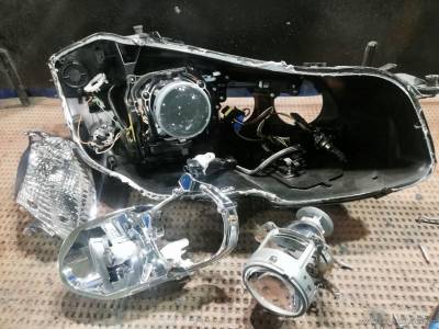 Разборка на части фары Mercedes для мойки от внутренней грязи