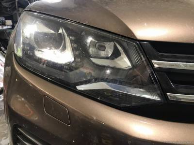 Запыленная изнутри фара Volkswagen Touareg