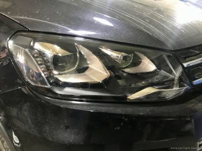 Очищенная изнутри фара Volkswagen Touareg с новым стеклом