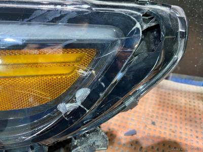 Поврежденное стекло передней фары Jeep Cherokee