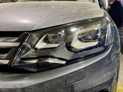 Почищенная от грязи фара Volkswagen Touareg с новым стеклом
