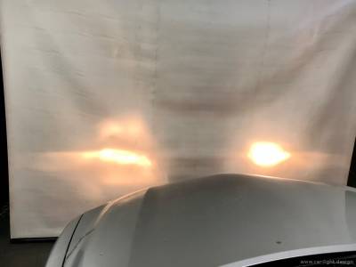 Проекция света фар Toyota Camry на экран полотно