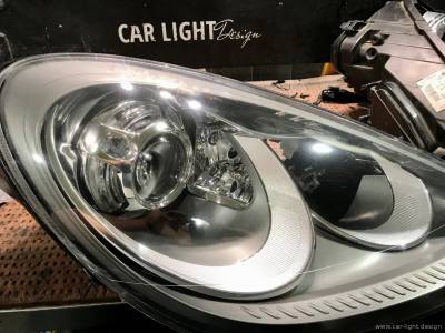 Запакованная фара Porsche Cayenne после чистки и замене масок