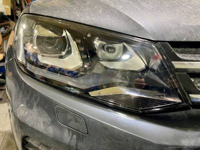 Почищенная от грязи фара Volkswagen Touareg с новым стеклом